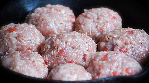 куриные тефтели с коричневым рисом в соусе