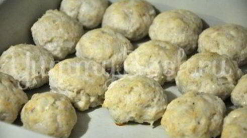 куриные тефтельки под сырным соусом