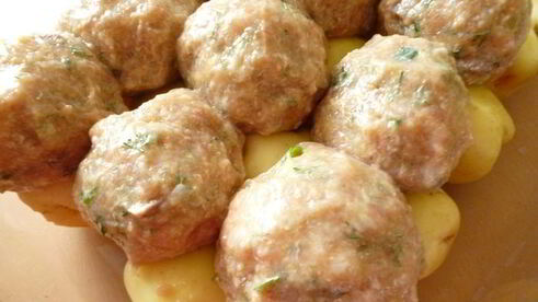 куриные тефтельки, запеченные с молодым картофелем