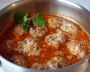 Мясные тефтели с шампиньонами в томатном соусе