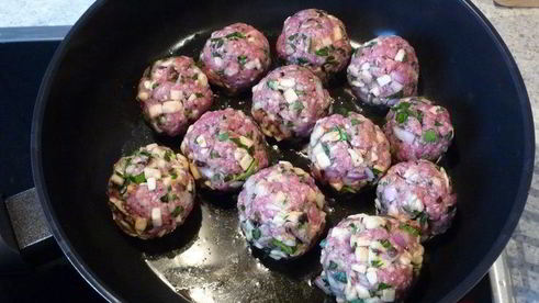 мясные тефтели с шампиньонами в томатном соусе