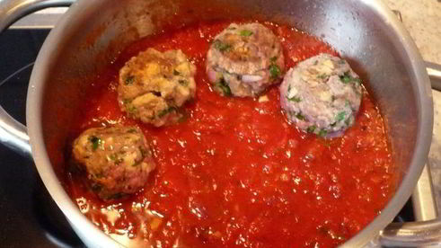 мясные тефтели с шампиньонами в томатном соусе