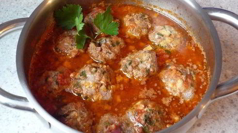 мясные тефтели с шампиньонами в томатном соусе