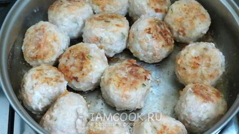 спагетти с тефтелями в томатном соусе