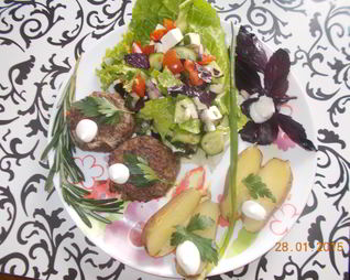 Тефтели из красного риса, запеченные в духовке