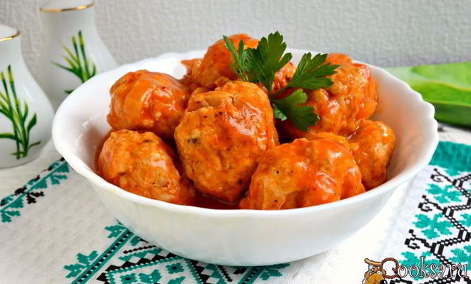 Тефтели из куриного фарша с пшеничной кашей в томатном соусе