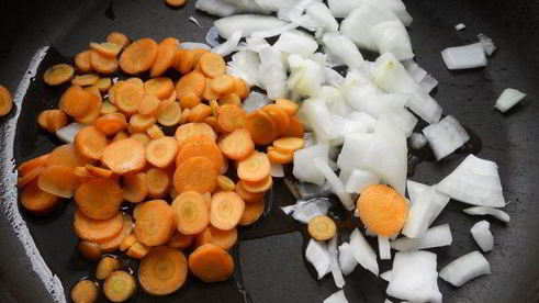 тефтели из куриного фарша с пшеничной кашей в томатном соусе