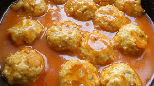 тефтели из куриного фарша с пшеничной кашей в томатном соусе