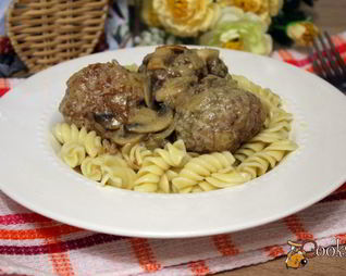 Тефтели с гречкой в сметанно-грибном соусе