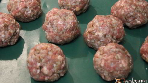 тефтели с гречкой в сметанно-грибном соусе