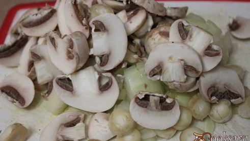 тефтели с гречкой в сметанно-грибном соусе