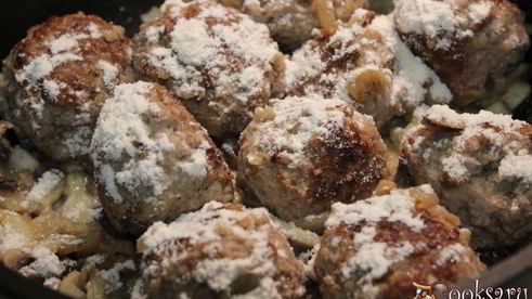 тефтели с гречкой в сметанно-грибном соусе