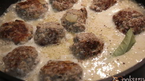 тефтели с гречкой в сметанно-грибном соусе