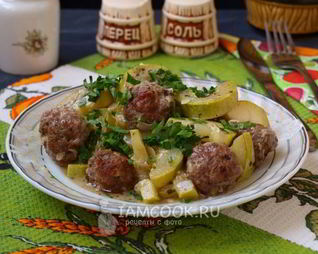 Тефтели с кабачками в сковороде