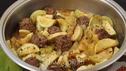тефтели с кабачками в сковороде