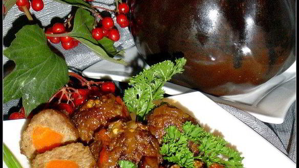 Рецепт Тефтели с сюрпризом, запеченные с баклажанами и грибами