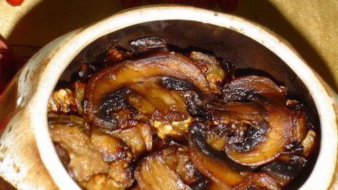 тефтели с сюрпризом, запеченные с баклажанами и грибами