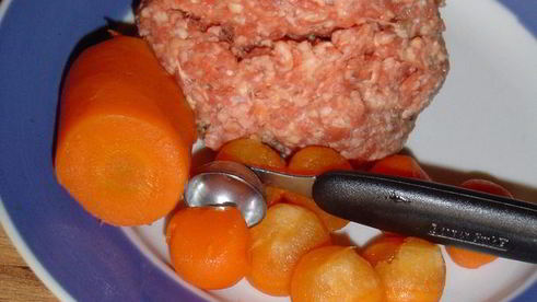 тефтели с сюрпризом, запеченные с баклажанами и грибами