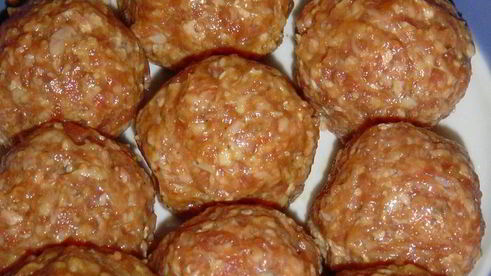 тефтели с сюрпризом, запеченные с баклажанами и грибами