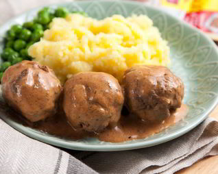 Тефтели с яйцом в сливочно-томатном соусе