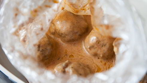 тефтели с яйцом в сливочно-томатном соусе