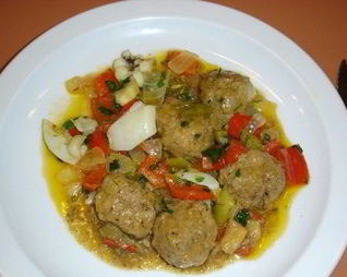 Тефтели, тушенные с овощами