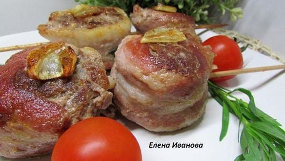 Рецепт Тефтели в беконе с начинкой из моцареллы