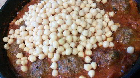 тефтели в томатном соусе с нутом