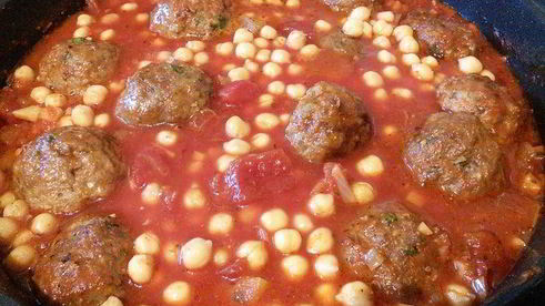 тефтели в томатном соусе с нутом