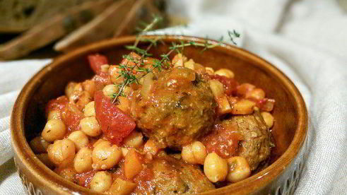 тефтели в томатном соусе с нутом