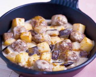 Жареные баклажаны и картофель с острыми тефтельками