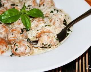 Томатные ньокки с базиликом и сметанным соусом