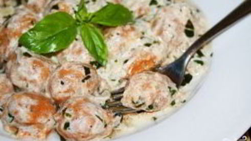 томатные ньокки с базиликом и сметанным соусом