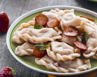 Паровые вареники с клубникой