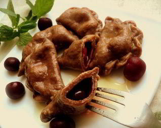 Шоколадные вареники с вишней