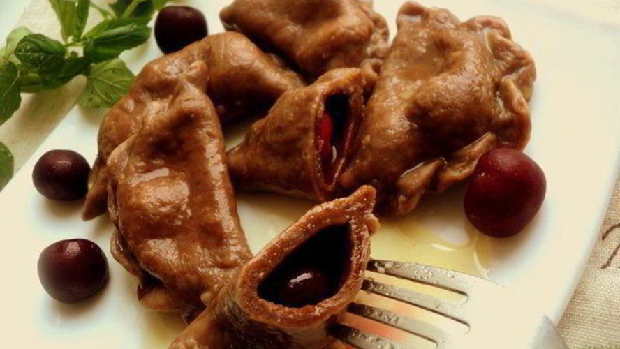 Рецепт шоколадные вареники с вишней