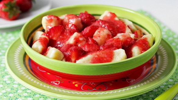 Рецепт Тесто на вареники с клубникой