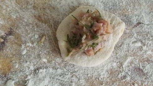 вареники с фасолью, ветчиной и укропом