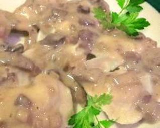 Вареники с капустой и грибным соусом