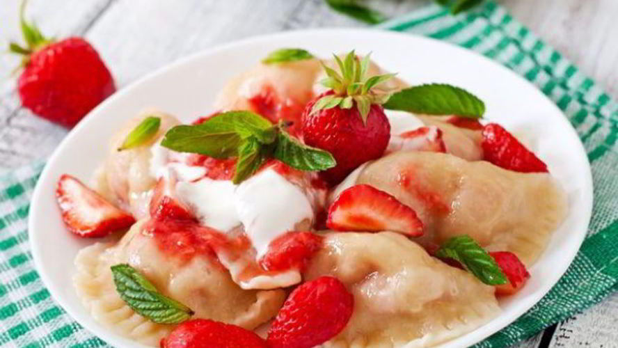 Рецепт вареники с клубникой и творогом