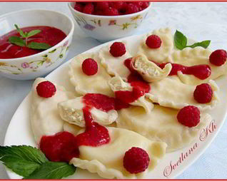 Вареники с творогом и мятно-малиновым соусом