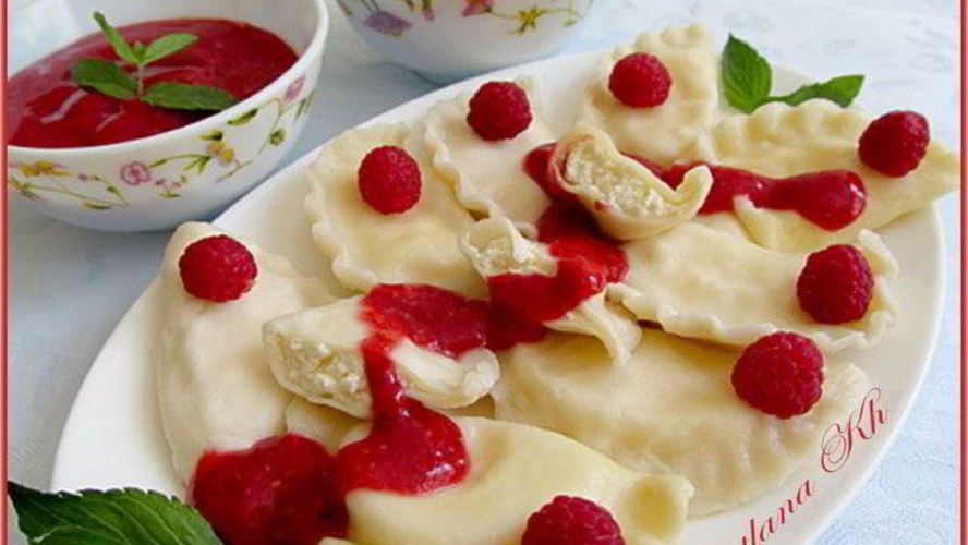 Рецепт вареники с творогом и мятно-малиновым соусом