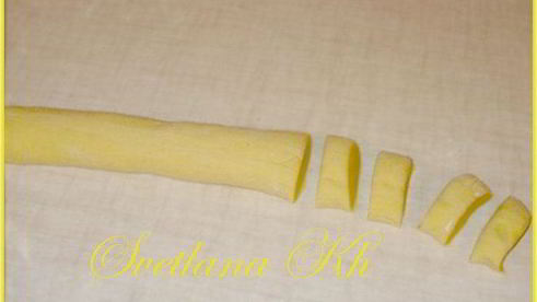 вареники с творогом и мятно-малиновым соусом