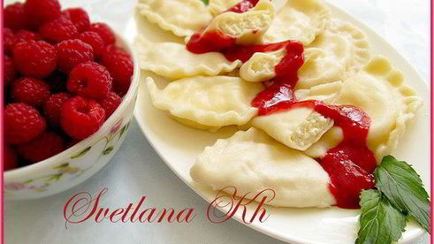 вареники с творогом и мятно-малиновым соусом