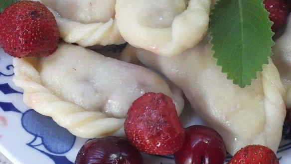 Рецепт Вареники с вишней и клубникой