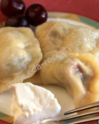 Вареники с вишней и манкой на пару