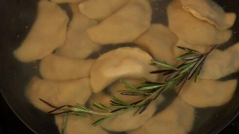 вареники со свининой и зелеными сливами