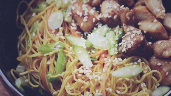 Рецепт Яичная лапша с курицей и сладким перцем по-азиатски