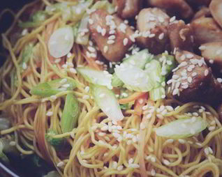 Яичная лапша с курицей и сладким перцем по-азиатски