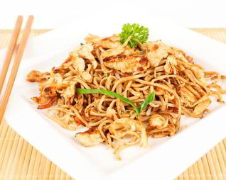 Яичная вок лапша с курицей